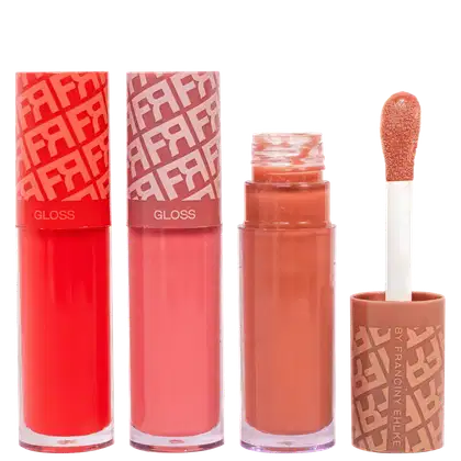Três tubos de gloss labial da marca Fran by Franciny Ehlke em embalagens vermelhas com padrão gráfico, acompanhados de um frasco de gloss laranja e um aplicador de espuma.