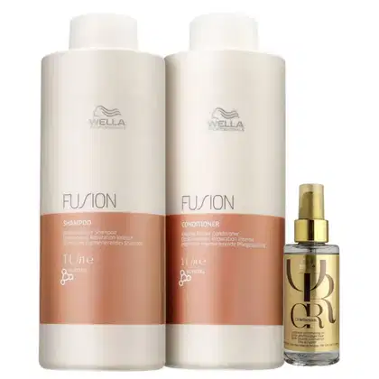 A imagem mostra dois grandes frascos cilíndricos de plástico branco, um shampoo e um condicionador. Há também um pequeno frasco de vidro dourado contendo um óleo de tratamento capilar.