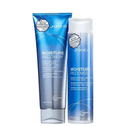 Dois produtos da marca Joico: um frasco de condicionador Moisture Recovery e um frasco de shampoo Moisture Recovery, ambos em embalagens azuis com detalhes em prata.