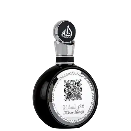 Frasco de perfume. É preto e possui um design elegante, com um lacre de cristal transparente no topo. O rótulo exibe o nome da fragrância em árabe e em inglês, "Yakhtar Lattafa". O design é simétrico e minimalista, com uma aparência sofisticada e luxuosa.