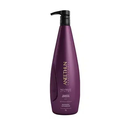 A imagem mostra o frasco do shampoo, sua embalagem é grande, na cor vinho com tampa em válvula pump preta.