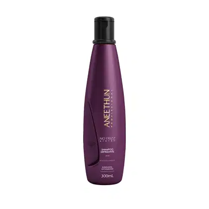 A imagem mostra um frasco cilíndrico do shampoo, sua cor é vinho e sua tampa é preta.