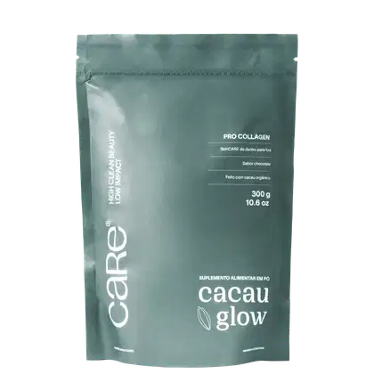 A imagem mostra a embalagem do suplemento alimentar em pó de colágeno vegetal, sabor cacau. O produto vem em uma embalagem com zíp, na cor verde escuro e com informações da marca, nome do produto, sabor e volumetria escrito em branco.