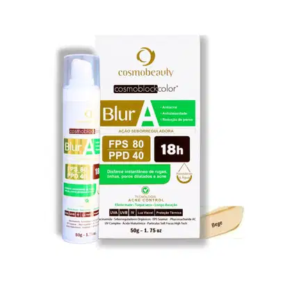 O produto apresentado é um bloqueador solar da linha Cosmoblockcolor da marca Cosmobeauty. A embalagem indica que se trata de um produto com ação seborregulatória, com FPS 80 e PPD 40, com resistência de 18 horas.