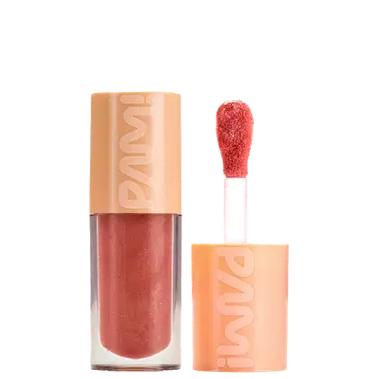 A imagem mostra o gloss labial da marca Pam! By Pamella. Seu tubo é transparente e permite ver sua cor marrom vibrante. Ao lado tem seu aplicador na mesma tonalidade. Ambos ostentam o logotipo PAM estampado na tampa laranja.