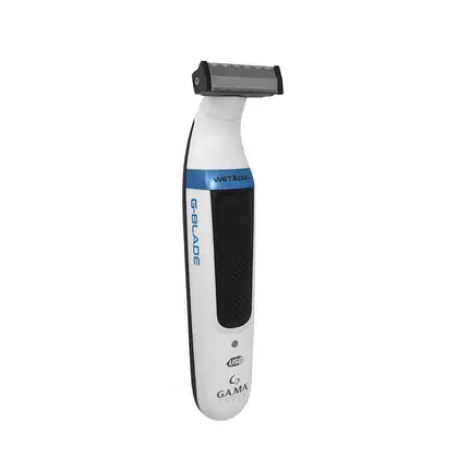 Este é um aparelho de barbear elétrico recarregável da marca GA.MA. O produto tem um corpo branco e azul com detalhes em preto. Na parte superior, há uma cabeça de barbear preta removível. O cabo tem uma textura emborrachada preta para melhor aderência.