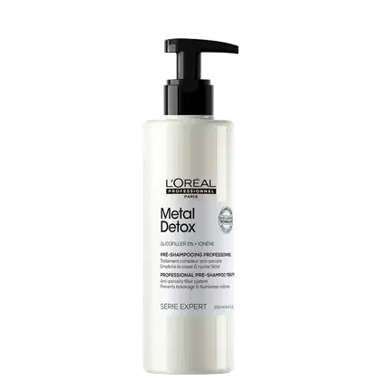 A imagem mostra o pré-shampoo Metal Detox da L'Oréal. Sua embalagem é um frasco plástico branco com detalhes pretos, com um dosador tipo bomba. De acordo com as informações no rótulo, promete atuar como um tratamento completo anti-porosidade.