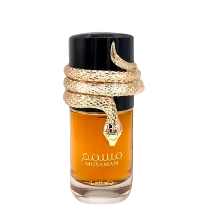 Item de perfumaria em frasco de vidro âmbar com tampa preta. Envolto por serpente dourada esculpida. Rótulo com texto "Oud Musamam" em letras douradas. Fundo preto.