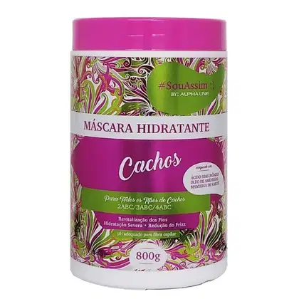 Máscara da linha #SouAssim da Alpha Line. Embalagem plástica rosa com detalhes em verde e branco. Peso de 800g. Rótulo indica que é uma máscara hidratante para todos os tipos de cachos (2ABC/3ABC/4ABC).