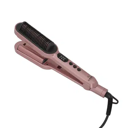 Modelador de cabelo da marca GA.MA Italy. O produto tem um design alongado e fino na cor rosa envelhecido. Possui uma escova cilíndrica preta com cerdas para pentear e modelar os fios. Na parte superior, há um visor digital que exibe a temperatura.