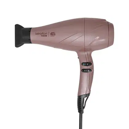 A imagem mostra um secador de cabelo com o corpo principal na cor rosa metálico, com design aerodinâmico e linhas curvas. Bico concentrador de ar removível na cor preta. Painel frontal com dois botões de ajuste de temperatura/velocidade.