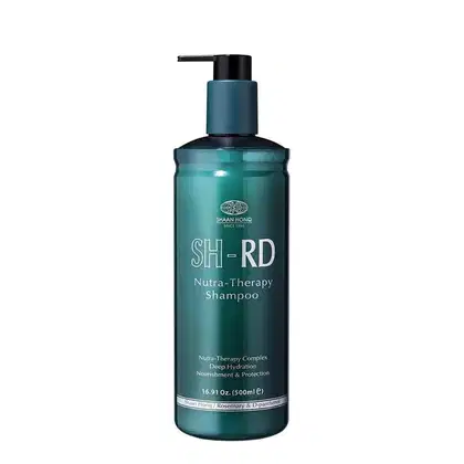 A imagem mostra o shampoo em uma embalagem plástica verde escura azulada com bomba dosadora preta. Rótulo com informações do produto em letras brancas.