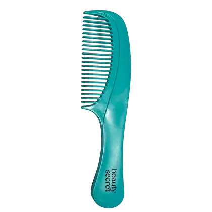 Pente de cabelo plástico na cor turquesa. O pente tem um formato curvo e possui inúmeros dentes finos e espaçados uniformemente. O cabo do pente é mais grosso e arredondado para facilitar o manuseio.