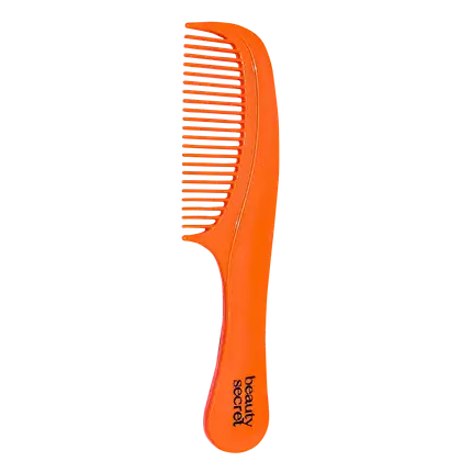 Pente de cabelo plástico na cor turquesa. O pente tem um formato curvo e possui inúmeros dentes finos e espaçados uniformemente. O cabo do pente é mais grosso e arredondado para facilitar o manuseio.