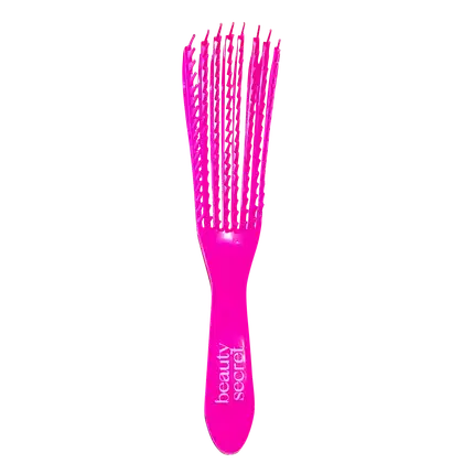 Escova de cabelo rosa vibrante. Possui um cabo longo e uma cabeça arredondada com várias fileiras de cerdas plásticas finas e alongadas.  Apresenta um design moderno e chamativo, com detalhes vazados nas cerdas que criam um padrão interessante.