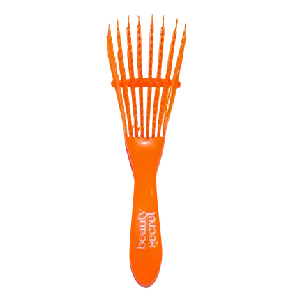 Escova de cabelo laranja vibrante. Possui um cabo longo e uma cabeça arredondada com várias fileiras de cerdas plásticas finas e alongadas.  Apresenta um design moderno e chamativo, com detalhes vazados nas cerdas que criam um padrão interessante.