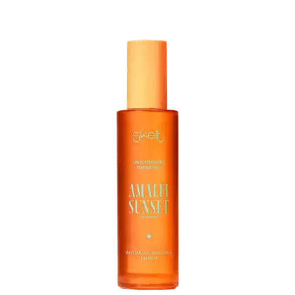 Spray perfumado Amalfi Sunset da marca Skelt. Embalagem cilíndrica de plástico transparente na cor laranja. Rótulo na parte frontal com o nome do produto "Amalfi Sunset" em letras maiúsculas.