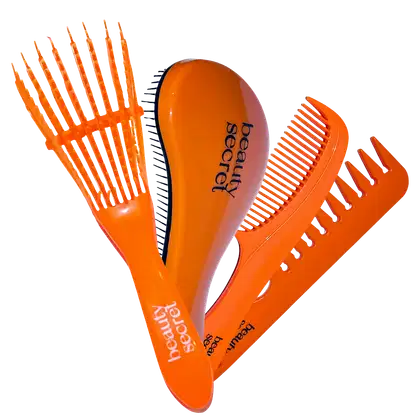 Quatro pentes de cabelo plásticos na cor laranja vibrante. Um pente maior com o nome "Beauty Secret" impresso nele, e dois pentes menores com dentes largos e estreitos. Os pentes têm formatos ergonômicos com curvas suaves para facilitar o manuseio.