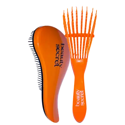 Dois acessórios para cabelo da marca Beauty Secret. Um é um pente de plástico laranja com dentes longos e estreitos. O outro é uma escova de cabelo laranja com cerdas plásticas rígidas. Ambos têm o nome "Beauty Secret" impresso em letras brancas.