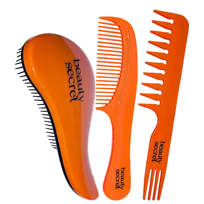 São três pentes de cabelo de plástico na cor laranja brilhante. Dois deles têm dentes largos e arredondados, sendo um maior e outro menor. O terceiro pente tem dentes finos e estreitos.