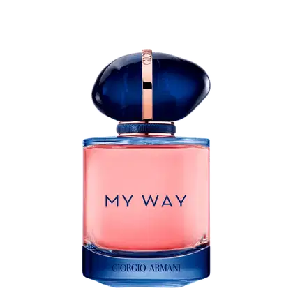 Um frasco de perfume da marca Giorgio Armani. A parte superior do é azul escuro brilhante, enquanto o frasco em si é transparente, permitindo ver o líquido rosa claro em seu interior. O nome "My Way", está impresso na parte frontal em letras escuras.
