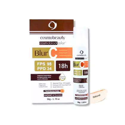 O produto apresentado é um protetor solar da marca Cosmobeauty, chamado Cosmoblock Color Blur C. A embalagem contém informações sobre o produto, como FPS 98, PPD 34 e duração de 18 horas.
