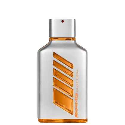 Perfume em frasco retangular de plástico. Na frente do frasco, há o logotipo Mercedes-Benz em linhas estilizadas. O líquido dentro é de cor laranja vibrante.