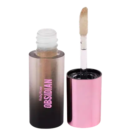 Gloss labial Ruby Rose. Um frasco preto opaco, ao lado da tampa com aplicador decerdas bege. O frasco vem com o texto "Ruby Rose" e "Obsbian" em letras rosa.