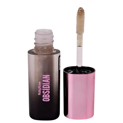 Gloss labial Ruby Rose. Um frasco preto opaco, ao lado da tampa com aplicador decerdas bege. O frasco vem com o texto "Ruby Rose" e "Obsbian" em letras rosa.
