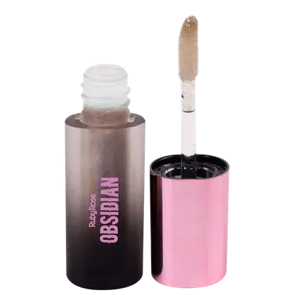 Gloss labial Ruby Rose. Um frasco preto opaco, ao lado da tampa com aplicador decerdas bege. O frasco vem com o texto "Ruby Rose" e "Obsbian" em letras rosa.