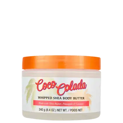 Pote branco com tampa laranja contendo manteiga corporal de Coco Colada, feita com manteiga de karité, abacaxi e coco, com peso líquido de 240g.