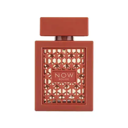 Frasco de perfume da marca Lattafa, na cor vermelha, com design geométrico vazado e rótulo com o nome "NOW ROUGE" em destaque. O frasco possui formato retangular e tampa elevada.