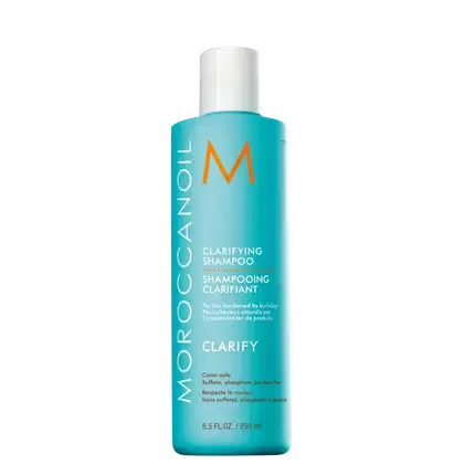 Frasco de shampoo clarificante da marca Moroccanoil, com embalagem em tom de azul turquesa e laranja, contendo 250 ml do produto.