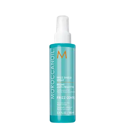 A imagem apresenta o produtos Moroccanoil Frizz Control Shield 160ml, em frasco spray azul turquesa com formato cilíndrico e tampa branca. Traz o logotipo laranja "M" e detalhes do produto "Frizz Control" e "Frizz Shield Spray".