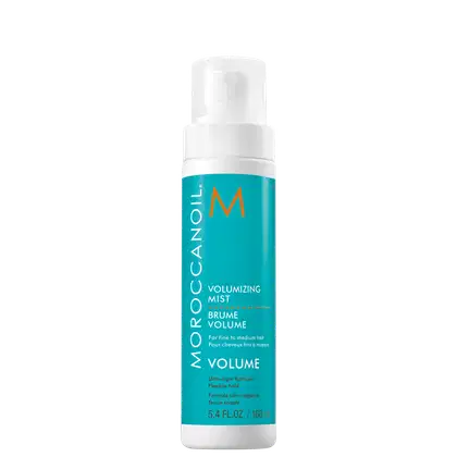 Frasco branco com bomba de spray contendo um produto Moroccanoil de volume, com rótulo em azul turquesa e laranja indicando "Volumizing Mist" para cabelos finos a médios.