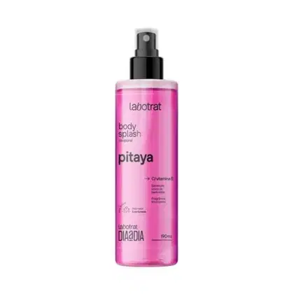 O produto apresentado é um body splash da marca Labotrat, na fragrância Pitaya. O frasco é rosa e possui um rótulo com o nome da marca e do produto, além de informações sobre o conteúdo e ingredientes. Volume de 190ml.