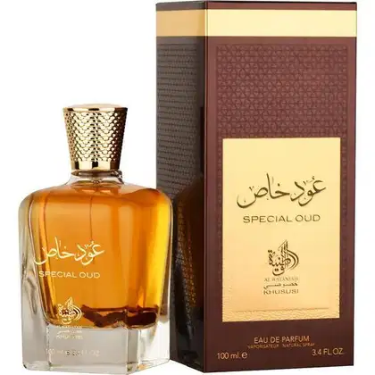 Perfume em frasco de vidro âmbar com tampa dourada. Caixa retangular marrom com detalhes geométricos. Rótulos em árabe e inglês "Special Oud" e "Al Manarah". Embalagem indica que é um Eau de Parfum de 100 ml.