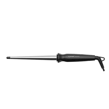 Modelador de cachos profissional da marca GA.MA. O produto possui um cabo longo e fino de metal escovado, com uma pega ergonômica preta na extremidade. O modelador tem um formato cilíndrico alongado e liso.