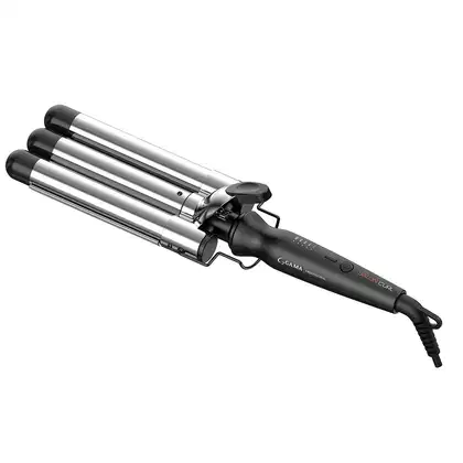 Modelador de cachos profissional da marca GA.MA Italy. O produto consiste em um cabo preto com três hastes cilíndricas de metal prateado de diferentes tamanhos. O cabo possui um mecanismo de presilha para prender as hastes quando não estão em uso.