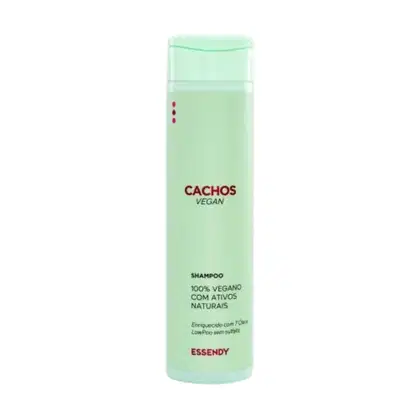 Shampoo Cachos Vegan. A embalagem é um frasco de cor verde clara, com o nome da marca e a informação "100% vegano com ativos naturais" impressos em vermelho. O frasco possui um formato cilíndrico e uma tampa na parte superior.