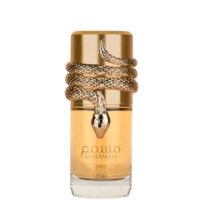 O item de perfumaria é um frasco dourado com um rótulo que exibe o nome "Musamam". O frasco possui uma tampa dourada com um adorno em forma de cobra enrolada ao redor. O design é elegante e sofisticado, com uma aparência luxuosa.
