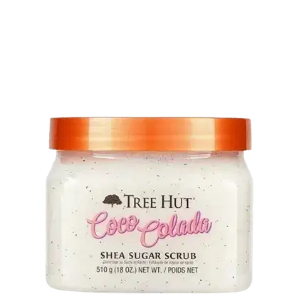 Pote de vidro com tampa laranja contendo um produto de esfoliação corporal da marca Tree Hut, com o nome "Cocoa Colada" e a descrição "Shea Sugar Scrub" impressos no rótulo.