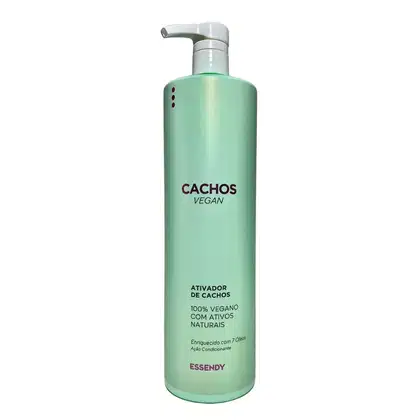 Ativador de cachos Essendy. Trata-se de um frasco plástico de cor verde clara com um rótulo branco e detalhes em vermelho. O rótulo indica que o produto é 100% vegano e contém ativos naturais, além de ser enriquecido com 7 óleos.