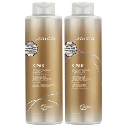 A imagem mostra dois frascos de plástico branco e dourado de shampoo e condicionador. Os frascos têm formato cilíndrico e tampas brancas.
