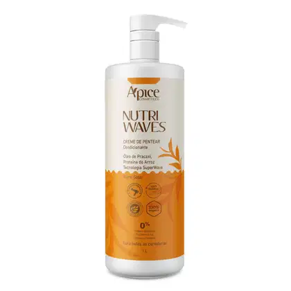 Frasco branco de 1L com bomba dosadora contendo creme condicionante Nutri Waves da marca Apice Cosméticos. Rótulo com informações sobre ingredientes, tecnologia SuperWave e certificações de produto vegano e livre de parabenos.