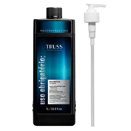 A imagem mostra um frasco de shampoo com uma tonalidade preta e rótulo com fundo azul escura. Tampa preta, com fechamento de rosca. Traz informações na cor cinza e preta. O tamanho do frasco é de 1L e ao lado tem uma válvula pump.