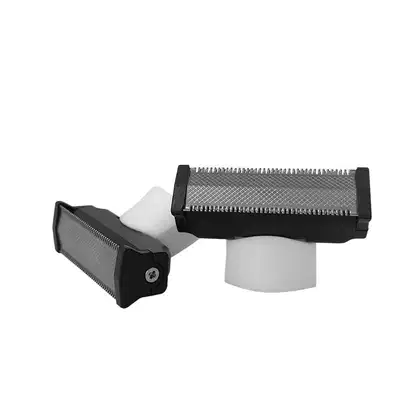 Este é um conjunto de lâminas de substituição para uma máquina de cortar cabelo ou aparador de pelos. As lâminas são feitas de metal preto e têm dentes finos e afiados.