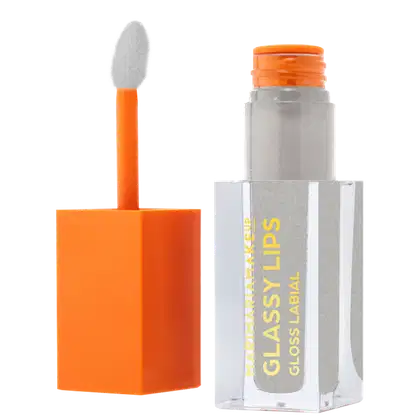 Gloss labial, embalagem transparente com tampa e aplicador laranja. O produto está destampado, com a tampa ao lado.
