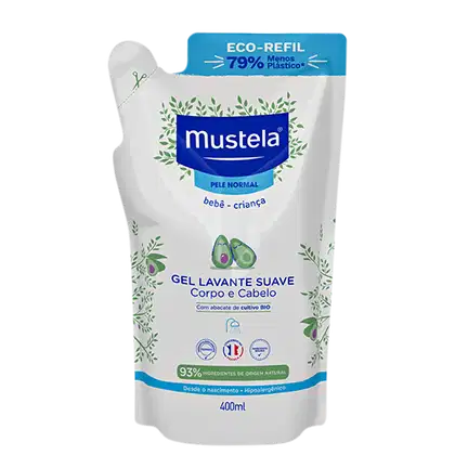 É um refil ecológico de gel de banho suave para bebês e crianças da marca Mustela. A embalagem é uma bolsa plástica flexível branca com detalhes em azul claro. Apresenta o logotipo Mustela em azul, cercado por folhagens verdes estilizadas.
