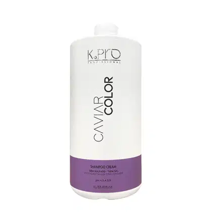 O produto apresentado é um shampoo da marca K.pro Professional. A embalagem é um frasco branco com o nome da marca e o produto "Shampoo Cream" impresso em letras pretas. Volumetria de 1L.